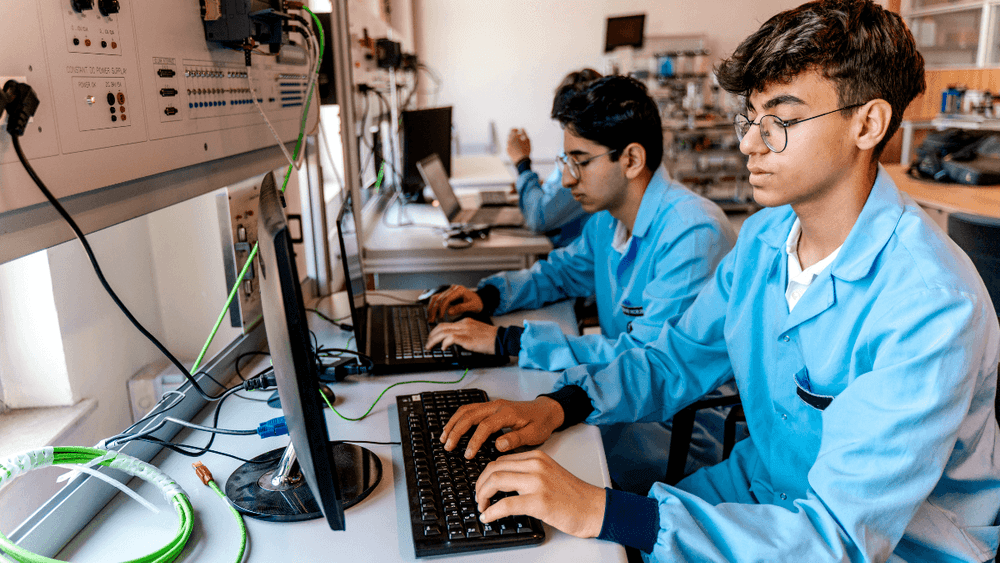 Auszubildende in der technischen Berufsausbildung am Computer.